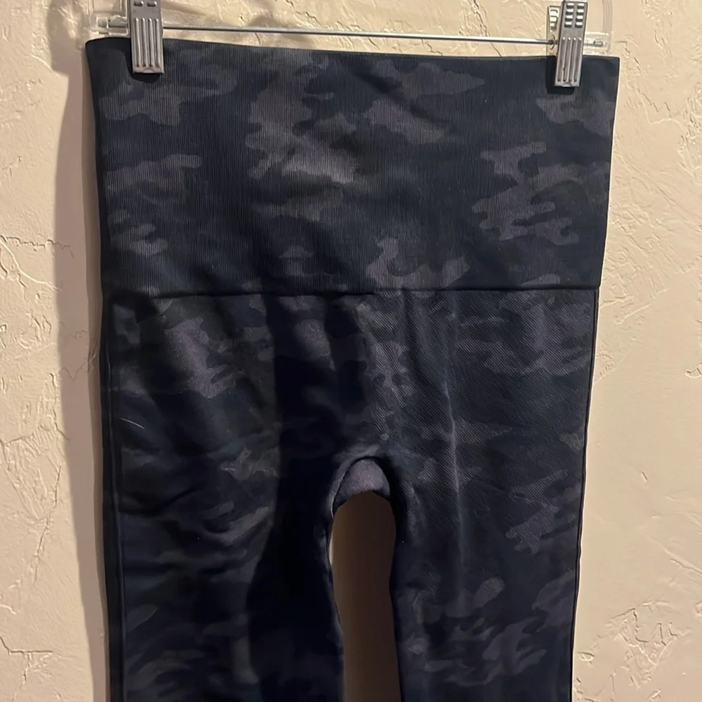 Spanx Look at Me Now Cropped Leggings in Black Grey Camo Print - Picture 8 of 10